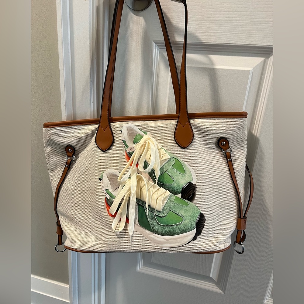 NWOT cute and unique purse